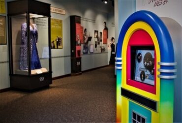 Marilyn Horne costumes and audio players. Marilyn Horne costumes and audio players.